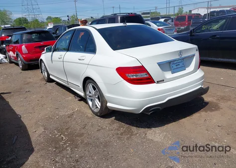 2012 Mercedes-Benz C 250 Luxury/Sport z USA, uszkodzony, nr VIN WDDGF4HB5CR210402